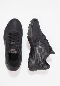 Scarpe sportive nere con membrana in rete, lati testurizzati e suola imbottita. Presentano lacci e un dettaglio in tessuto a motivo sui lati.
