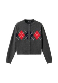Cardigan gris foncé boutonné avec manches longues, présentant un motif losanges argyle rouge, bleu marine et blanc sur la poitrine.