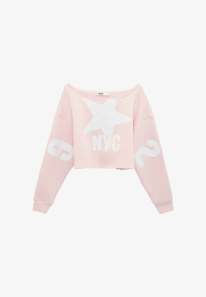 Hellrosa cropped Sweatshirt mit einem weißen Stern und "NYC" auf der Vorderseite sowie weißen Zahlen 9 und 2 auf den Ärmeln.