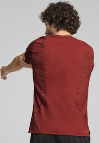 Puma STUDIO CLOUDSPUN - Trükipildiga T-särk - mars red