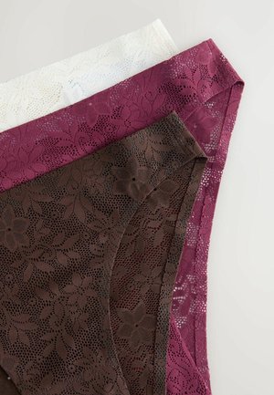 Trīs pāri sieviešu mežģīņu biksīšu baltā, burgundijas un brūnā krāsā. Katrai ir ziedu mežģīņu raksti, gludas malas un maiga tekstūra.