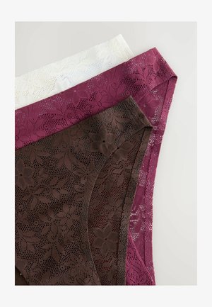 Tre par kvindelige blonde trusser i hvid, burgunder og brun. Blomsterblonde mønstre dækker hver, med glatte kanter og en blød tekstur.