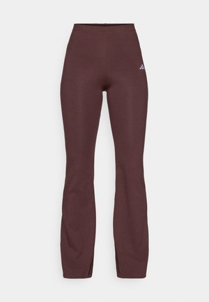 Leggings atletice maronii, cu un design ajustat, textură netedă și un logo Adidas subtil în violet deschis pe coapsa stângă.