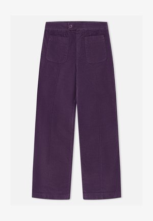 Pantalon large violet en coton, avec une fermeture à boutons, deux poches plaquées à l'arrière, et une texture lisse avec des lignes de couture visibles.