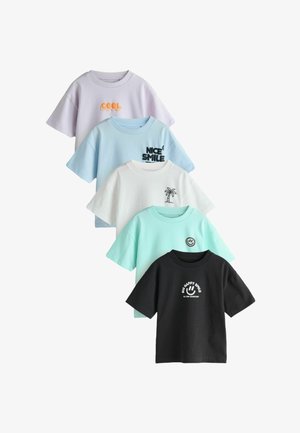 Fem korteærmede T-shirts i forskellige pastelfarver og mørke nuancer. Bemærkelsesværdige tryk inkluderer tekst og grafik på en bomuldsblanding.
