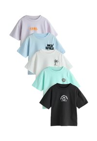 Vijf T-shirts met korte mouwen in verschillende pastel- en donkere kleuren. Opvallende prints bevatten tekst en afbeeldingen op een katoenmix stof.