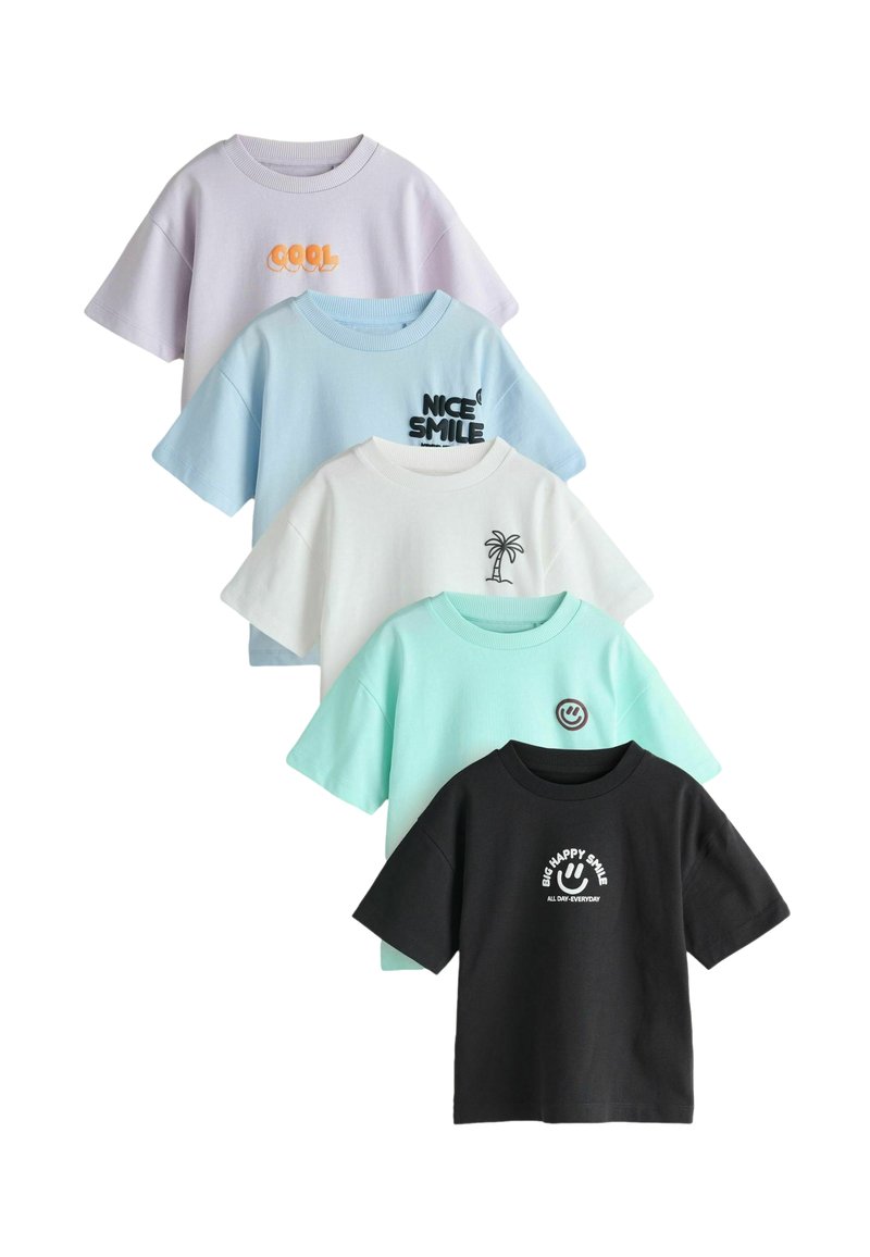 Vijf T-shirts met korte mouwen in verschillende pastel- en donkere kleuren. Opvallende prints bevatten tekst en afbeeldingen op een katoenmix stof.