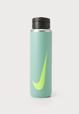 Vandflaske i rustfrit stål med en mat turkis finish og et stort neongrønt Nike-logo. Har et sort, sikkert skrue låg.