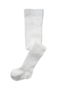 Weiße Socken mit einer weichen, glatten Textur. Ein Paar verfügt über ein geripptes Design, während das andere schlicht ist, beide mit einer abgerundeten Spitze und einem Bündchen.