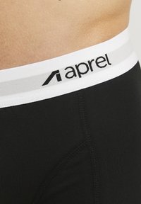 Schwarze dehnbare Unterwäsche für Männer aus Stoff mit einem weißen elastischen Bund, der einen grauen Streifen und das schwarze "aprel"-Logo zeigt, mit sichtbaren detaillierten Nähten.