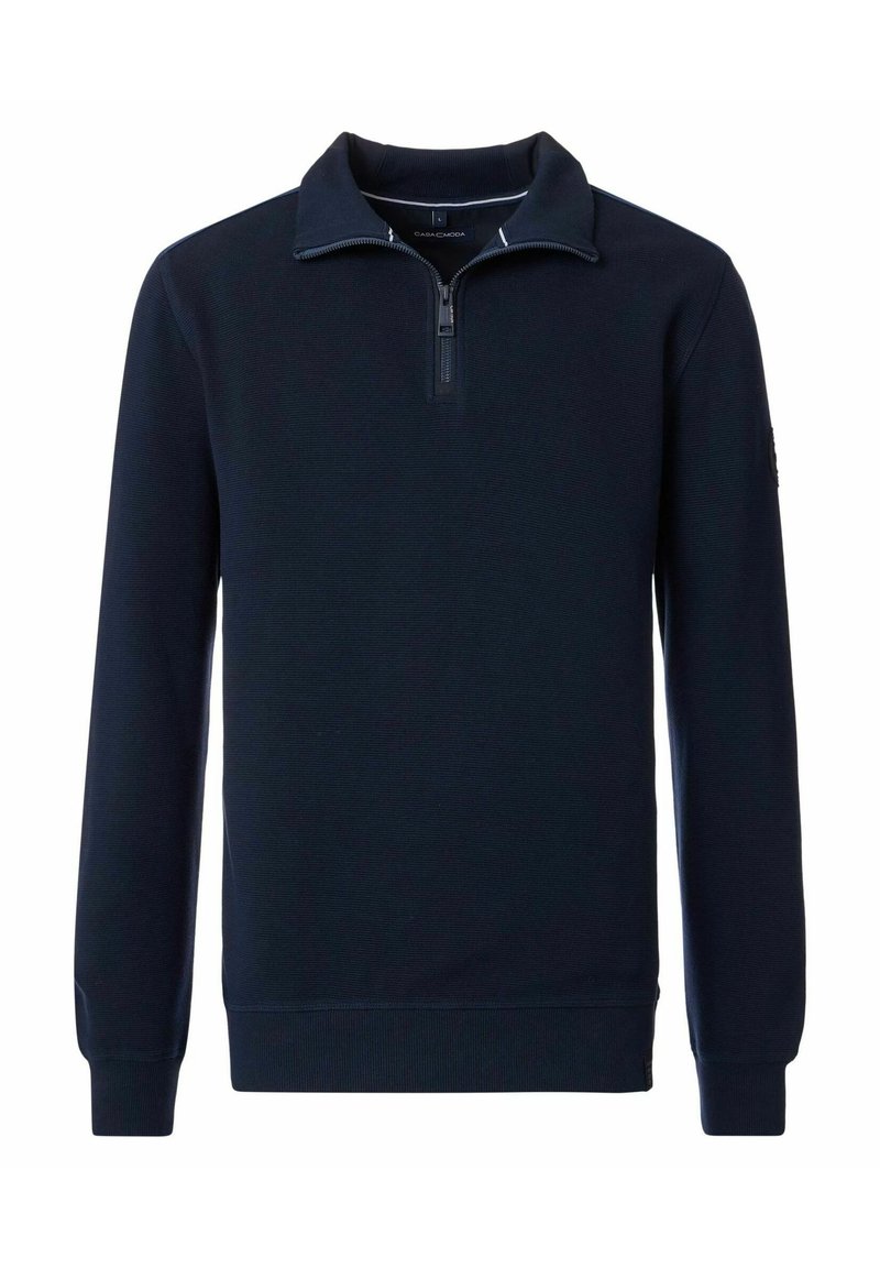 Marineblauer Quarter-Zip-Pullover aus strukturiertem Material, mit Stehkragen und geripptem Saum und Bündchen, sowie einem Logo am linken Ärmel.