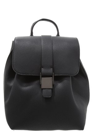 Zwarte rugzak van getextureerd leer met een bovenhandgreep, klepsluiting en een centrale riem die wordt bevestigd met een rechthoekige metalen gesp.