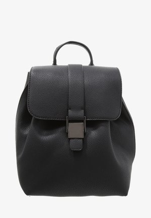 Mochila de cuero negro texturizado con asa superior, cierre de solapa y correa central asegurada por una hebilla metálica rectangular.