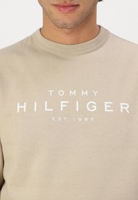 Tommy Hilfiger Sweatshirt - sandalwood