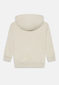 Krémfarget hettegenser med en myk tekstur, lange ermer, avrundet hette og ribbestrikkede mansjetter og hem. En enkel, minimalistisk design.