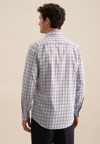 Lange mouwen geblokte shirt in lichtblauw en bruin, gemaakt van katoen, met een verspreide kraag en knoopmanchetten. Strakke pasvorm met een gebogen zoom.