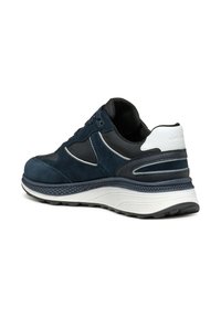 Sneaker blu navy realizzato in materiali scamosciati e mesh, design curvo, dettagli bianchi, colletto imbottito e suola in gomma testurizzata per una migliore aderenza.