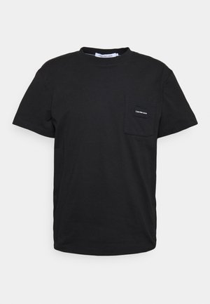 Zwart T-shirt met korte mouwen en een ronde hals, voorzien van een gestructureerde borstzak met een klein wit label met de tekst "Calvin Klein Jeans".
