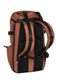 Mochila de nailon marrón con correas de malla negra acolchadas, hebillas ajustables y bolsillos laterales. Incluye cierre de cremallera y diseño estructurado.