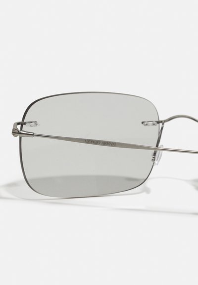 Lunettes de soleil avec des verres gris rectangulaires, monture en métal et plaquettes de nez ajustables ; comporte le logo "Giorgio Armani" sur la branche.