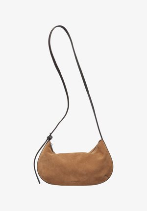 Brązowa, zamszowa torebka na ramię w kształcie półksiężyca z ciemnym, regulowanym paskiem i zamkiem błyskawicznym, z nadrukiem "Comma" na środku z przodu.