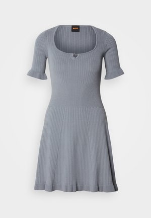 Ribbade kortärmade klänningen i ljusgrått har en fyrkantig halsringning och utsvängd fåll, med en figursydd bodice och textil med struktur.