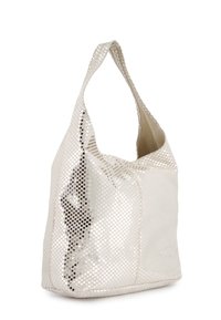 Metallisk sølv hobo taske med perforeret mønster, enkelt bredt rem, blød tekstur og rummelig indvendig. Målene er cirka i medium størrelse.