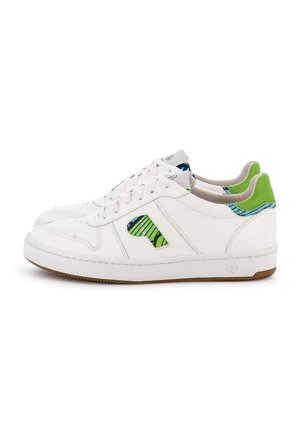 Paire de baskets en cuir blanc avec des accents verts sur le talon et le logo, une doublure bleu à motifs, et des semelles en caoutchouc marron.
