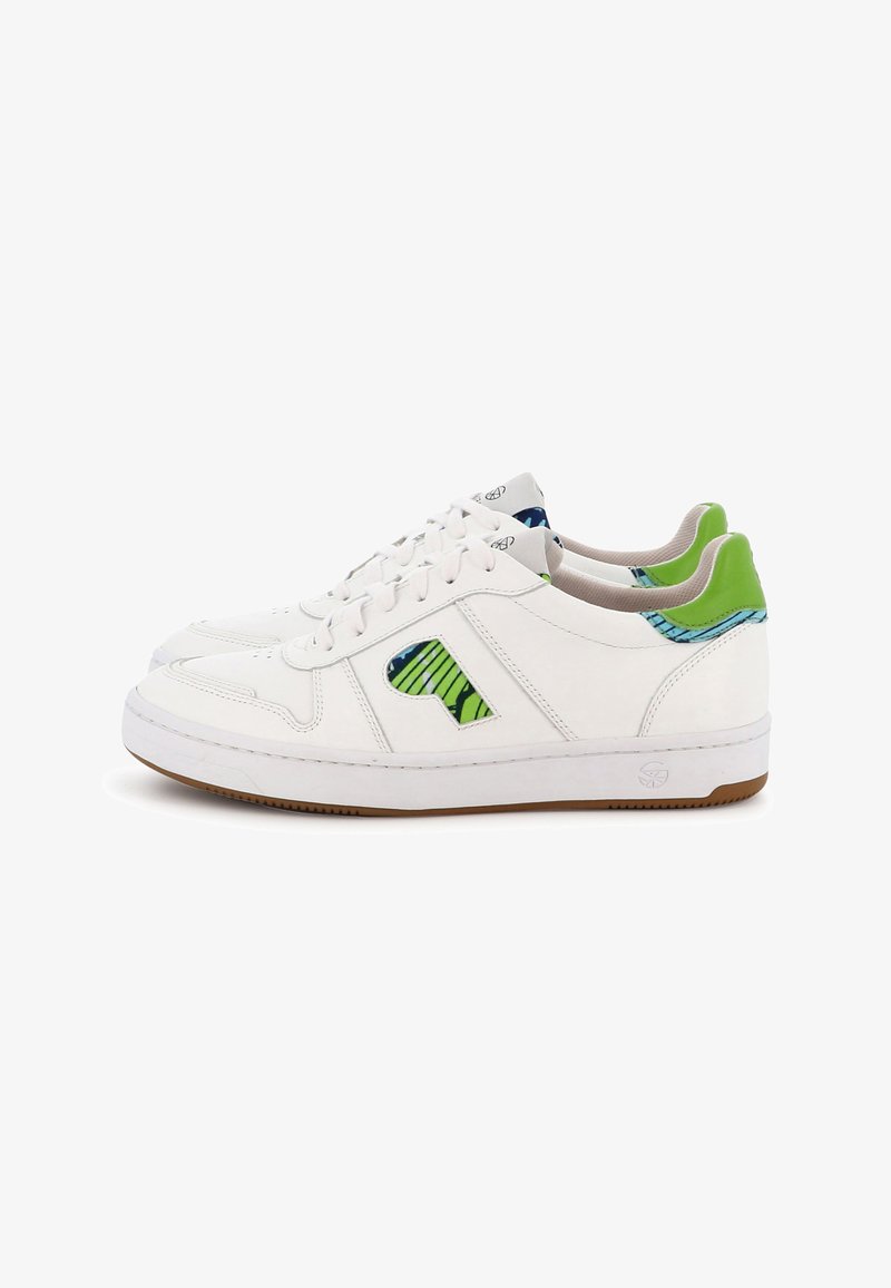 Paire de baskets en cuir blanc avec des accents verts sur le talon et le logo, une doublure bleu à motifs, et des semelles en caoutchouc marron.