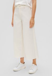 s.Oliver - CULOTTE SURI MID RISE WIDE LEG - Flared Jeans - weiß Thumbnail-Bild 1