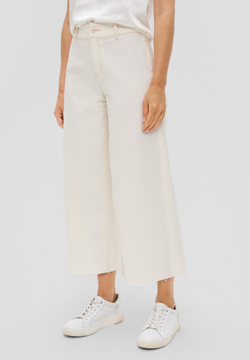 s.Oliver - CULOTTE SURI MID RISE WIDE LEG - Flared Jeans - weiß, Vergrößern