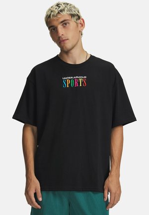 Svart t-shirt i bomull med en flerfärgad "SPORTS"-logga på bröstet. Avslappnad passform med korta ärmar och rund halsringning.