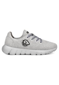 Graue Sneaker aus Filz mit schwarzem Logo-Detail, blauen Schnürsenkeln und einer weißen Gummisohle mit strukturiertem Grip-Muster. Niedrig geschnittenes Design.
