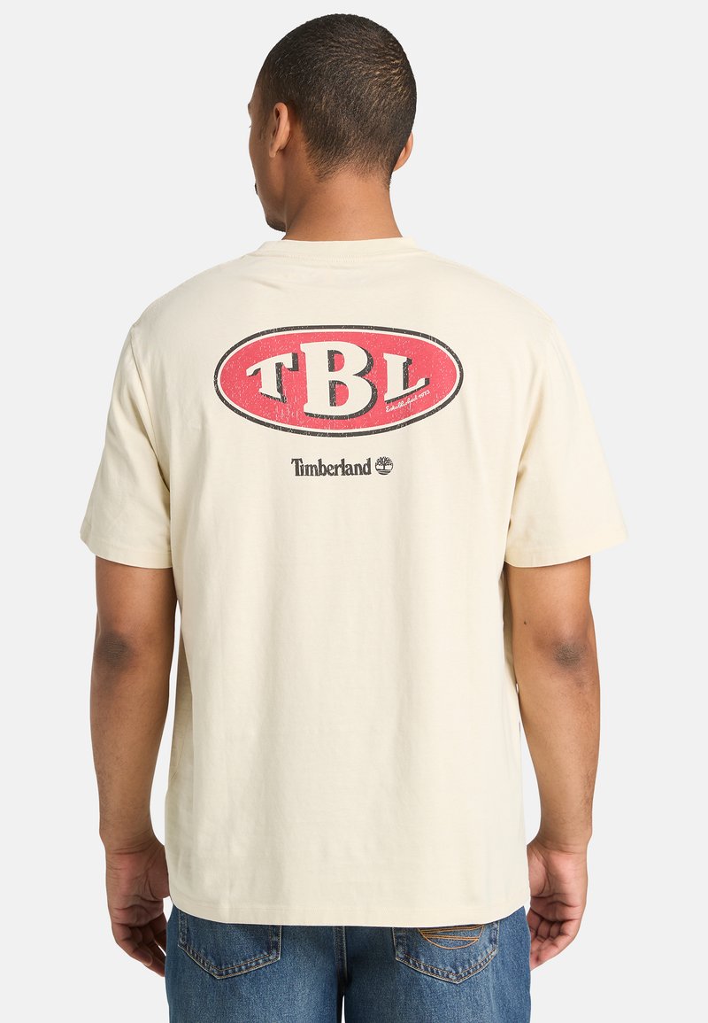Timberland GAS STATION BACK GRAPHIC TEE. - Triko s potiskem - light beige