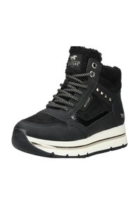 Černý kotníkový tenisky s vzorovanými tkaničkami, límcem z umělé kožešiny, kovovými hroty a bílou podrážkou s logem Mustang na patě.