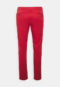Pantalons rouges en coton, avec deux poches à l'avant, une coupe droite et une texture lisse avec des détails en bouton.