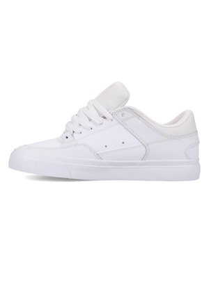 Witte lage sneaker met vetersluiting, gevoerde kraag en gestructureerde rubberen zool, zijaanzicht op een witte achtergrond.