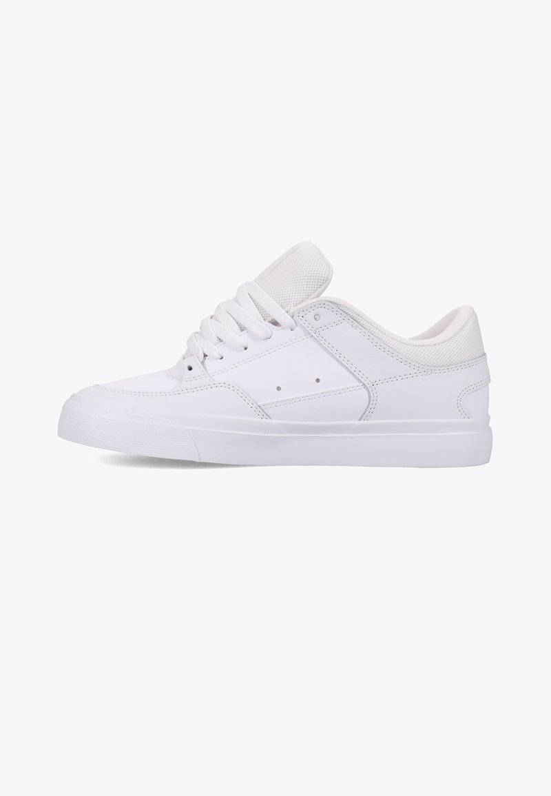 Witte lage sneaker met vetersluiting, gevoerde kraag en gestructureerde rubberen zool, zijaanzicht op een witte achtergrond.