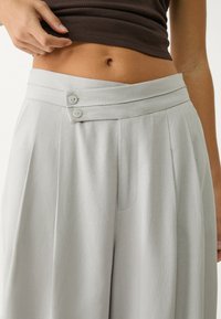 Stradivarius FLOWING WITH DARTS  - Pantalon classique - multicoloured