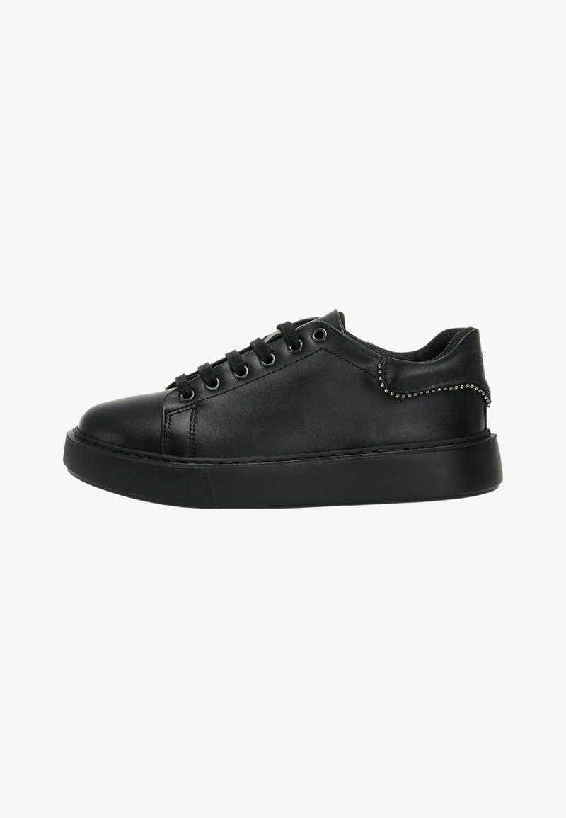Sneaker in pelle nera con punta tondeggiante, design con lacci e suola in gomma. Presenta una texture liscia e dettagli in metallo argentato sul tallone.