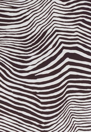 Tissu à motifs présentant des rayures ondulées noires et blanches, de largeur variable, créant une apparence texturée avec une finition lisse.