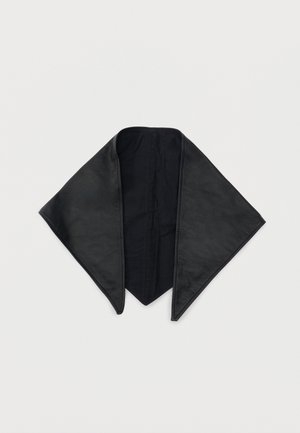 Foulard triangulaire en cuir noir avec une texture lisse et des extrémités pointues, posé à plat sur un fond blanc.