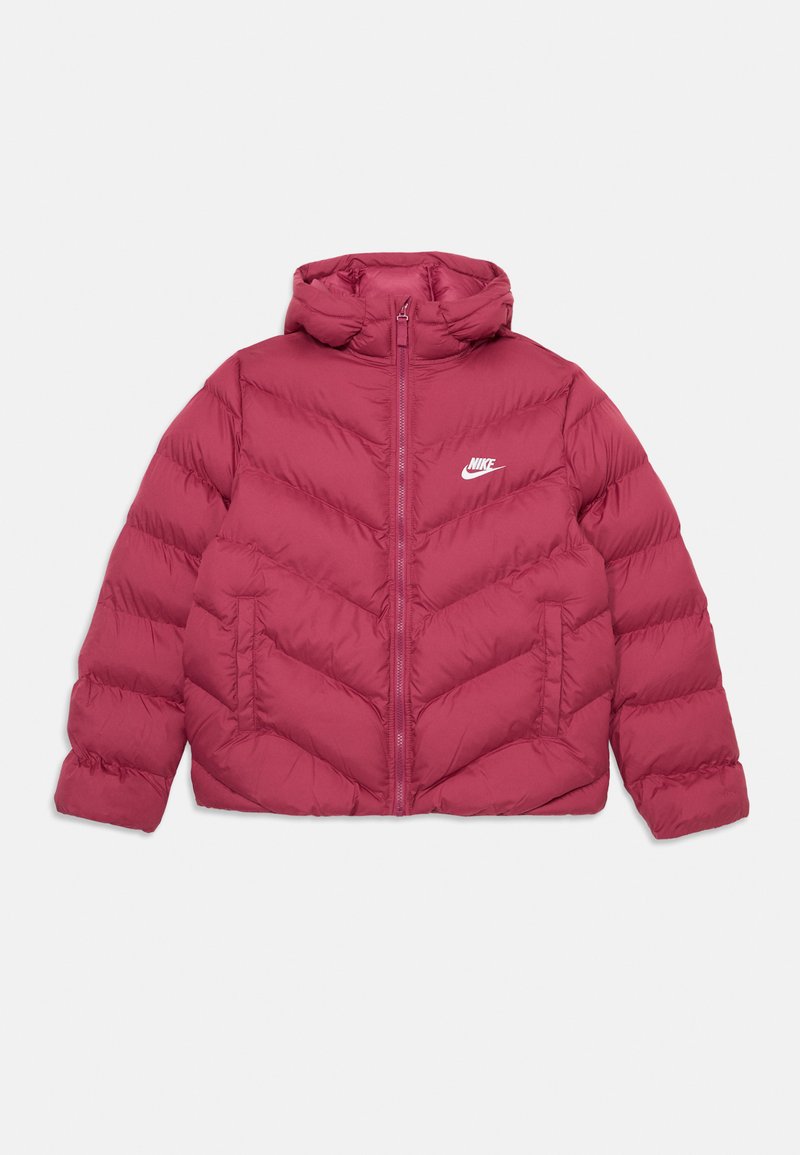 Rožinė pūkinė striukė su kapišonu, turinti užtrauktuką priekyje, dvi šonines kišenes ir baltą Nike logotipą ant kairiojo krūtinės kampo. Tekstūruotas siuvinėjimo dizainas.