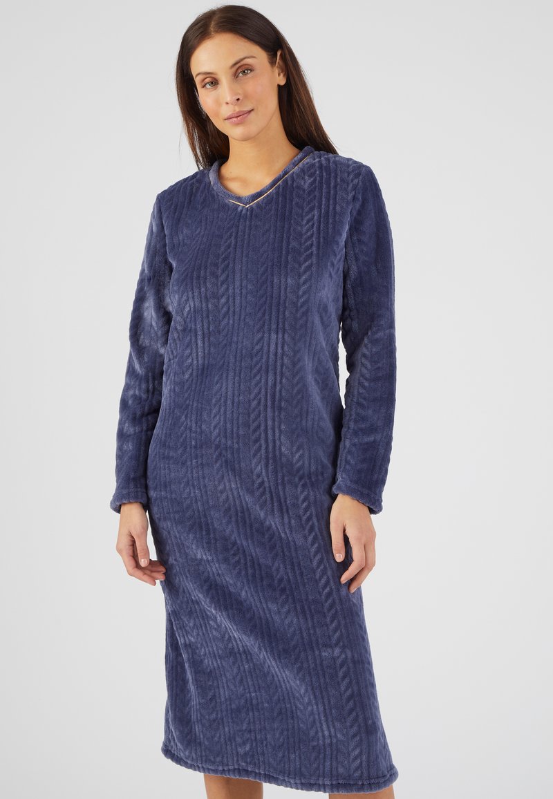 Camicia da notte a maniche lunghe, di colore blu navy, realizzata in tessuto morbido e caratterizzata da una texture a maglia treccia e una scollatura a V. Si ferma a metà polpaccio con maniche a polsino.