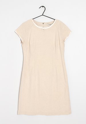 Beżowa sukienka z krótkim rękawem z satynowymi wykończeniami na dekolcie i rękawach, z małą kokardką i guzikami przy dekolcie, wisząca na czarnym wieszaku.