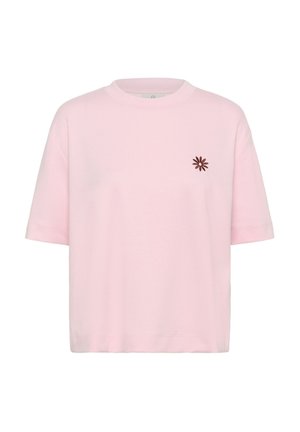 T-shirt rose clair à manches courtes avec encolure ronde, ornée d'une petite broderie de fleur marron sur le côté gauche de la poitrine.