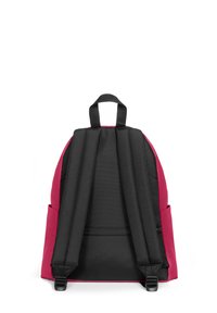 Batoh s růžovým vnějším pláštěm a černými popruhy. Obsahuje kapsu na zip a dvě boční kapsy. Vyroben z odolného materiálu.