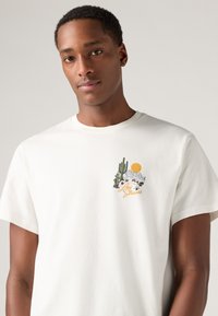 Levi's® RELAXED FIT TEE - Camiseta estampada - bright white