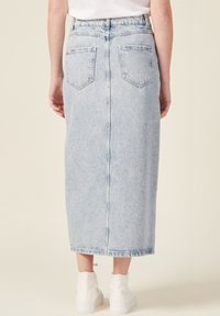 Vaalean sininen farkku midi-hame, jossa on suora leikkaus, keskikorkea vyötärö ja kaksi takataskua. Hameessa on keskisauma ja purjehtiva helma.