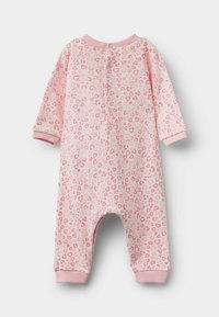 Różowy kombinezon w panterkę z długimi rękawami, żebrowymi mankietami oraz zapięciem na zatrzaski z tyłu. Wykonany z miękkiego materiału o gładkiej teksturze.